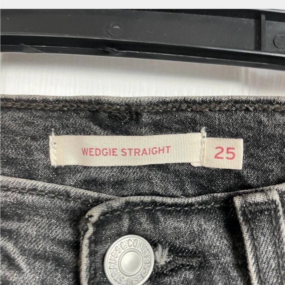 Levi's Women’s Wedgie Straight Faded Black Denim Jeans. W25” x L26”. - Picture 5 of 12